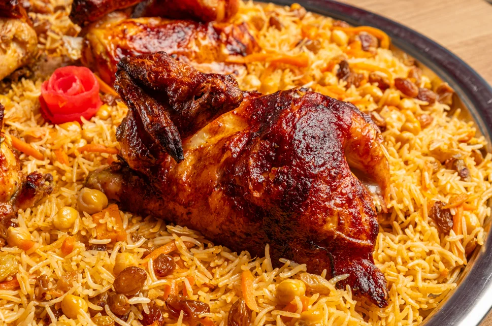 Healthy chicken and brown rice meal on a plate, symbolizing the nutritional benefits of a balanced diet for muscle growth, weight management, and overall health.